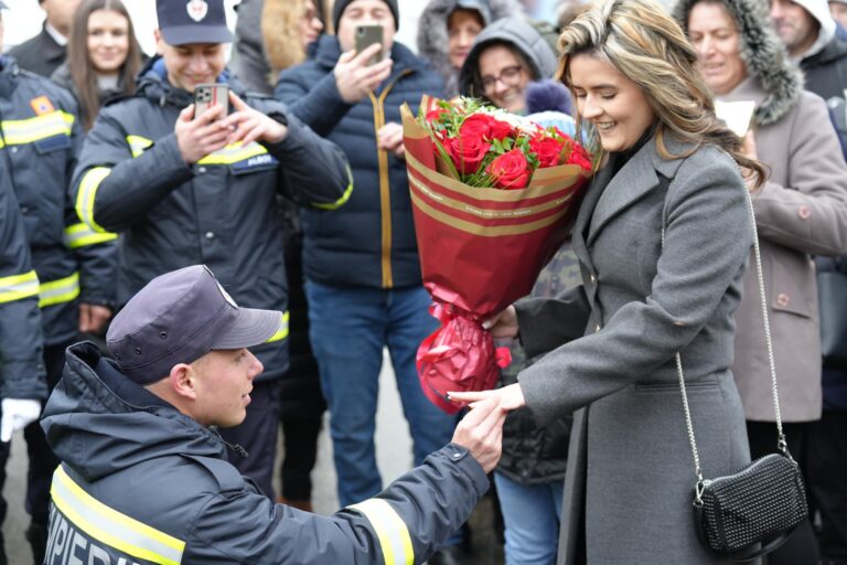 FOTO Un tânăr pompier și-a cerut iubita în căsătorie la depunerea jurământului militar care a avut loc la ISU Suceava