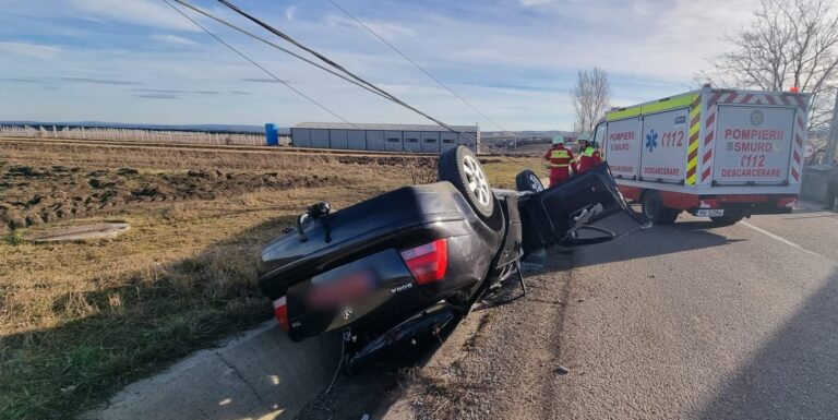 FOTO Un tânăr de 19 ani s-a răsturnat cu mașina la Ilișești