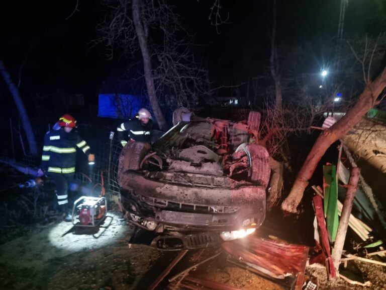FOTO Pompierii suceveni au intervenit la un accident mortal produs la Cândești. Un tânăr de 20 de ani a decedat, iar alți patru au fost răniți