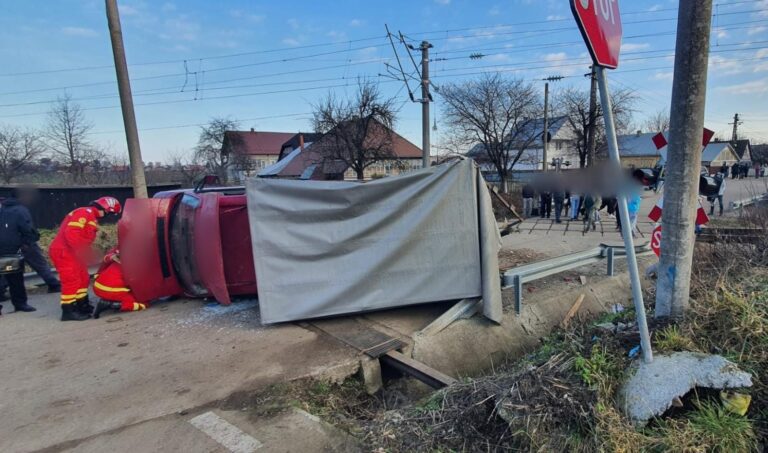 FOTO O camionetă a fost lovită de trenul Galați – Cluj Napoca, la Stroiești