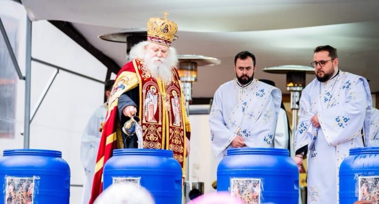 FOTO Sute de credincioși au luat parte la Slujba de Bobotează organizată la Mănăstirea „Sfântul Ioan cel Nou de la Suceava”