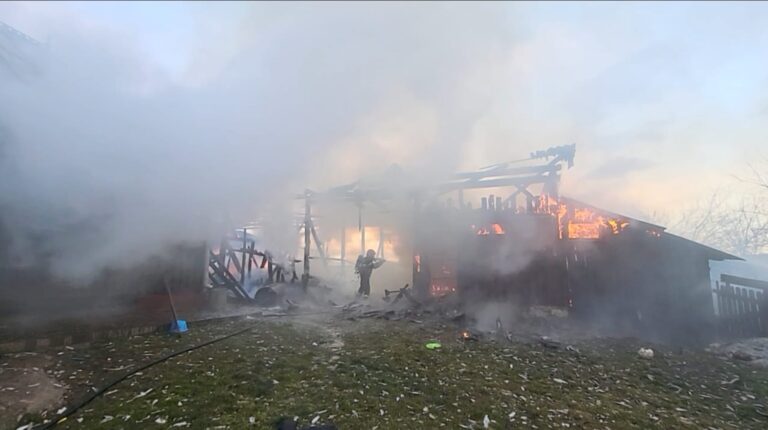 VIDEO FOTO O gospodărie din Ilișești a fost mistuită de un incendiu pornit de la instalația de Crăciun