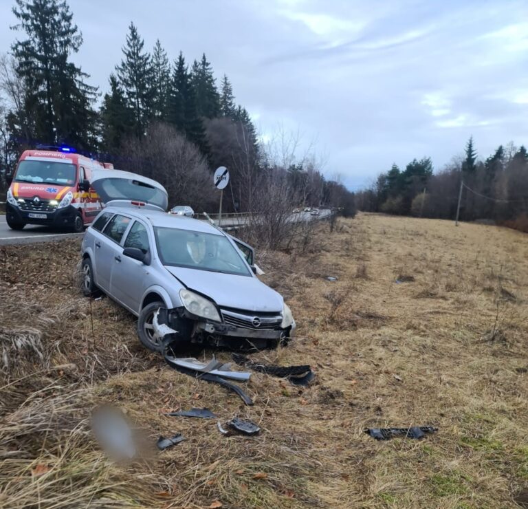FOTO Două persoane au fost rănite după ce o mașină a ieșit de pe drum la ieșire din Ilișești spre Păltinoasa