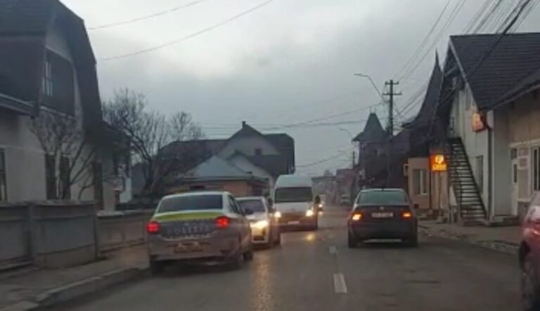 VIDEO Un băiat de 13 ani care se deplasa pe bicicletă a fost lovit de o mașină, la Moldovița