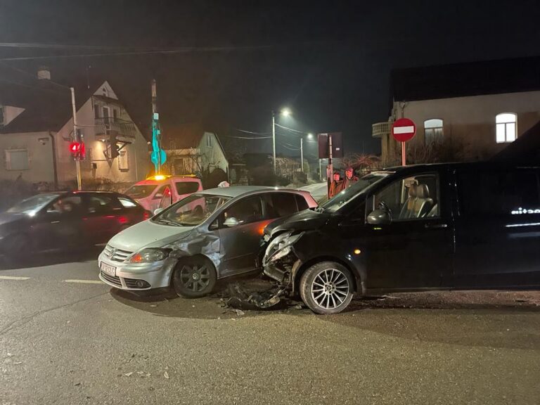FOTO Accident produs în intersecția din dreptul Tipografiei Celestin din Ițcani de un ucrainean care a trecut pe culoarea roșie a semaforului