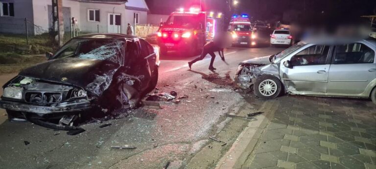 VIDEO FOTO Accident cu doi răniți produs de șoferul unui BMW care s-a angajat într-o depășire inconștientă și s-a izbit într-o Dacia Logan condusă de un șofer băut