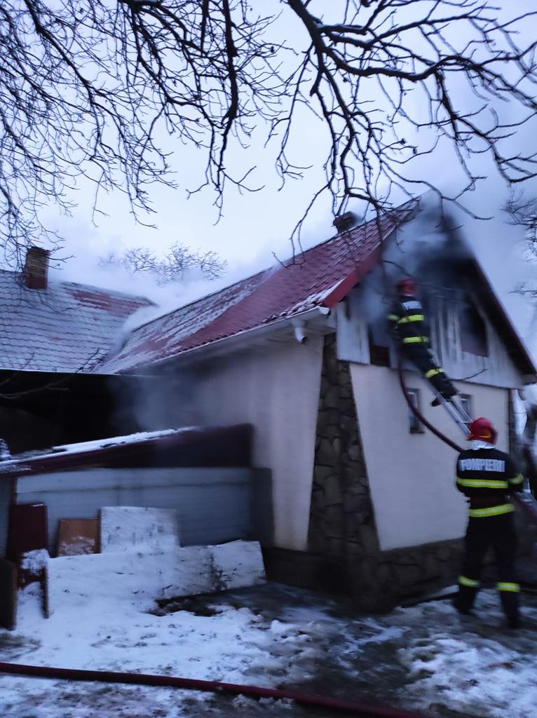 VIDEO FOTO Incendiu izbucnit într-o gospodărie din Marginea de la coșul de fum