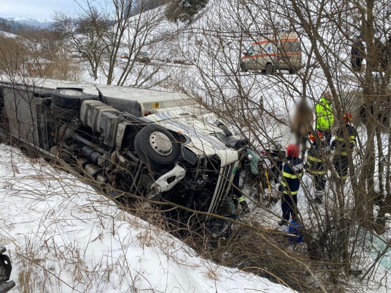 VIDEO FOTO Intervenție contracronometru a pompierilor suceveni care au salvat șoferul unui TIR-ul răsturnat în albia unui pârâu, la Pojorâta