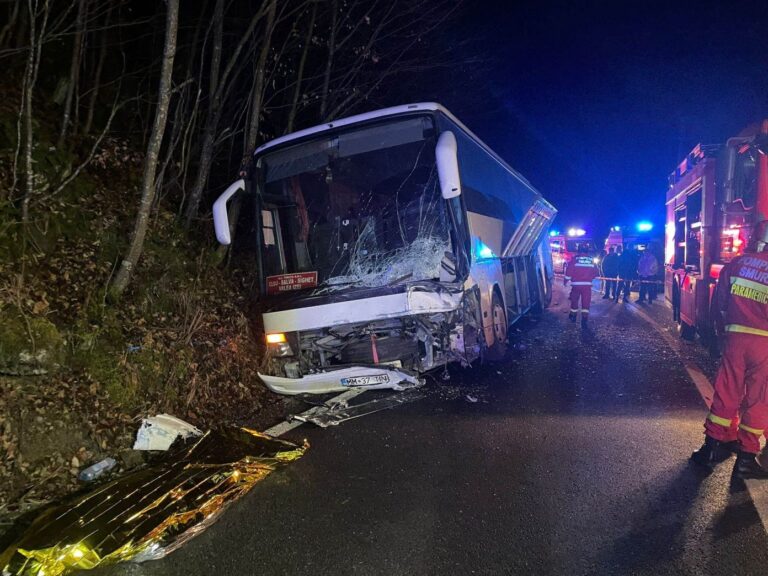 Un șofer aflat aproape de comă alcoolică s-a izbit cu mașina într-un autocar cu 41 de pasageri, la Ilișești