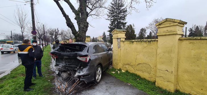 Un șofer de 19 ani s-a izbit cu autoturismul de teren în gardul unei case din Cajvana