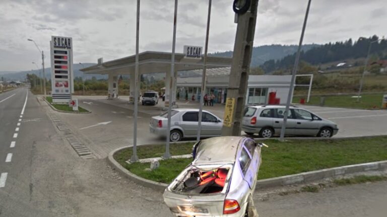 Un șofer beat s-a izbit cu mașina într-un stâlp de la intrarea în stația peco Socar din Vatra Dornei. Polițiștii ajunși la fața locului l-au găsit pe locul din dreapta față deși era singur în vehicul