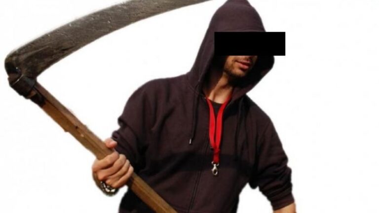 Un putnean a fost condamnat la patru ani de închisoare după ce l-a tăiat cu coasa pe un consătean care i-a aplicat o corecție fizică