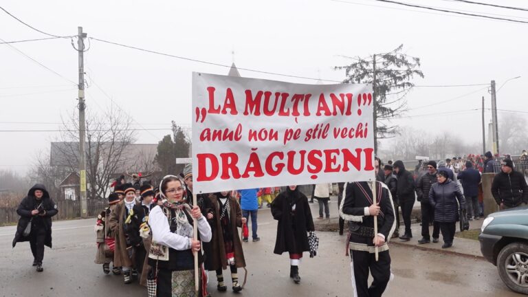 VIDEO FOTO Comuna Drăgușeni, poarta de intrare în județul Suceava, a găzduit cel mai mare Festival de Datini și Obiceiuri pe stil vechi din județ: „Ne bucurăm că se păstrează tradiția și vedeți ce lucruri frumoase se duc mai departe”