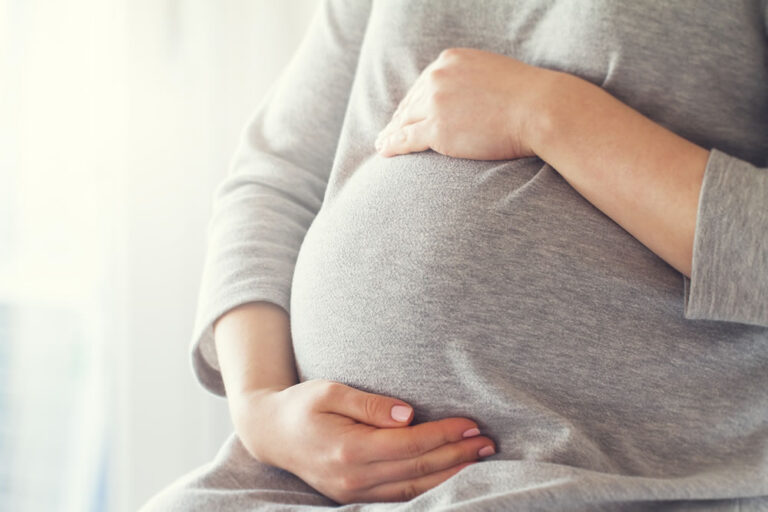 O tânără însărcinată din Rădăuți a fost bătută de concubinul ei din Botoșani. Polițiștii au emis un ordin de protecție provizoriu împotriva agresorului