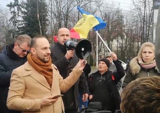 Neculai Miron, primarul comunei Bosanci, la protestul AUR organizat la Egger Rădăuți: „Suntem furați progresiv de către austro-ungari, ne-au furat și ne fură în continuare pădurile și dacă nu suntem atenți, ne vor fura și Ținutul Secuiesc”