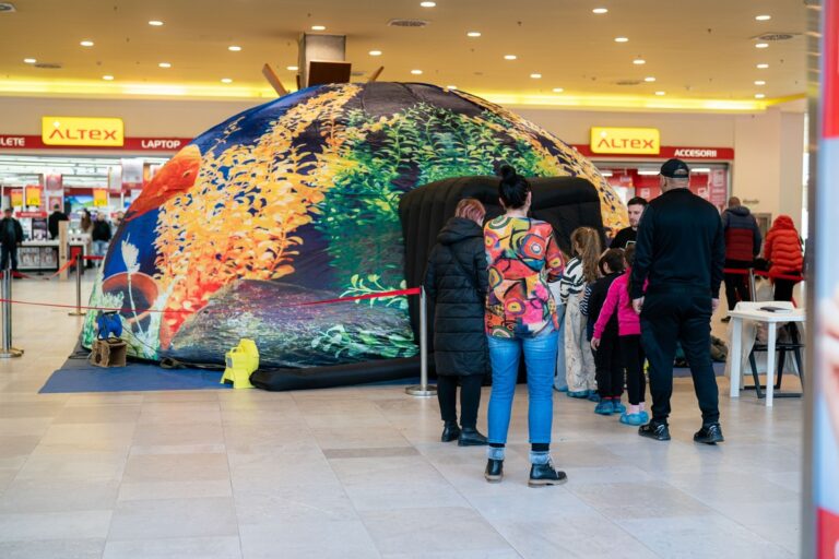 FOTO Peste 700 de copii s-au bucurat de „Misterele Oceanelor” din Iulius Mall. Înscrie-ți și tu micul curios la proiecțiile video gratuite!