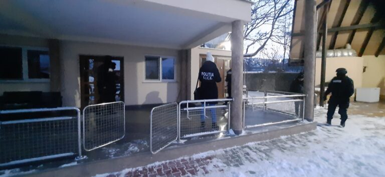 FOTO Percheziții făcute de polițiști la un depozit de colectare a fierului vechi din Burdujeni pentru că ar fi „ajutat” la radierea fictivă a mai multor mașini