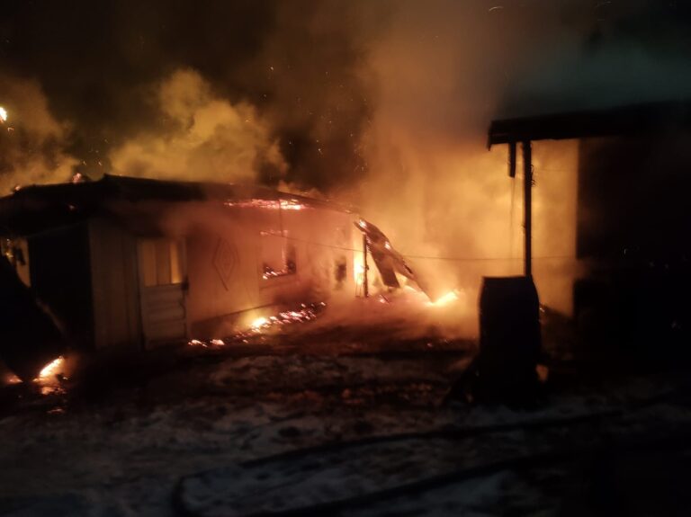 VIDEO FOTO Incendiu de proporții izbucnit într-o gospodărie din Pleșești. Un bătrân de 87 de ani a ajuns la spital