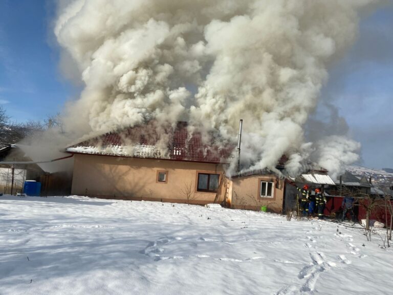 FOTO Acoperișul unei case din Bosanci a fost distrus de un incendiu