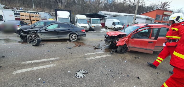 FOTO O femeie a ajuns la spital în urma unui accident produs pe o stradă din Suceava