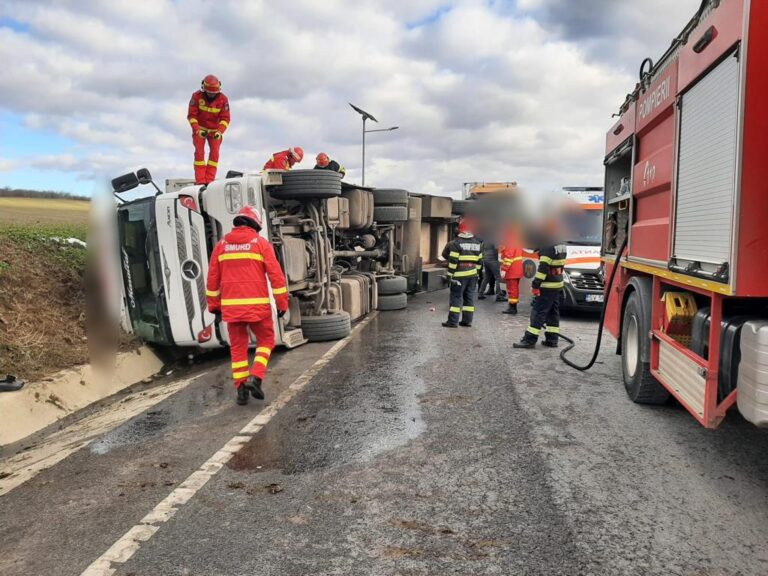 VIDEO FOTO Accidentul de pe centura Sucevei a fost produs de un turc care s-a angajat într-o depășire pe linie continuă, răsturnându-se cu TIR-ul încărcat cu mandarine