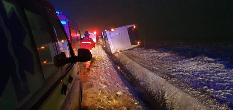 FOTO Șase persoane au fost rănite după ce un autocar s-a răsturnat la ieșire din Salcea spre Dumbrăveni