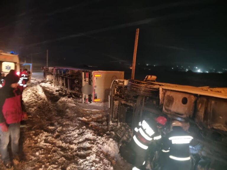 FOTO Doi turci s-au răsturnat cu TIR-urile încărcate cu floarea soarelui, la Grănicești