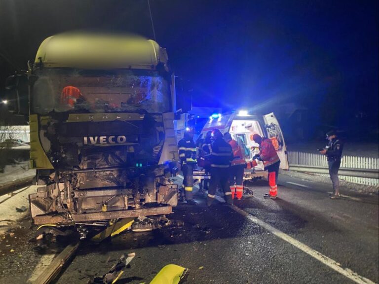 FOTO Accident între două camioane produs la Vatra Dornei. Un șofer a rămas blocat în interiorul unuia dintre vehicule