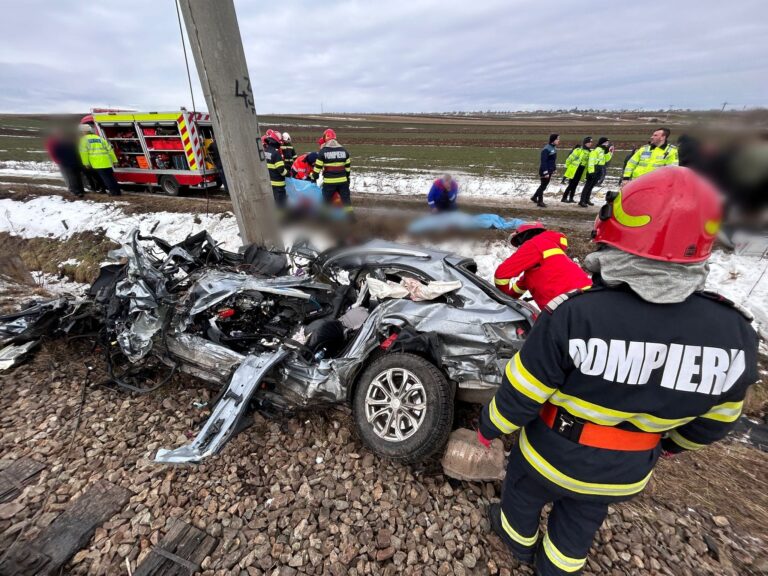 VIDEO FOTO Două femei au murit după ce o mașină a fost lovită de tren, la Prelipca. Doi copii de 2 și 4 ani au fost duși în stare gravă la spital