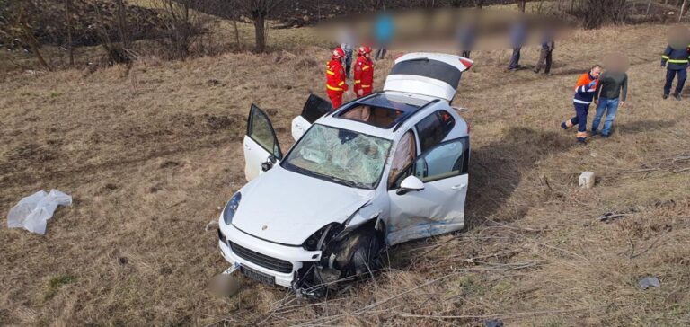 VIDEO FOTO Accidentul cu patru răniți de la Bunești a fost produs după ce un șofer s-a angajat neregulamentar în depășirea unei căruțe