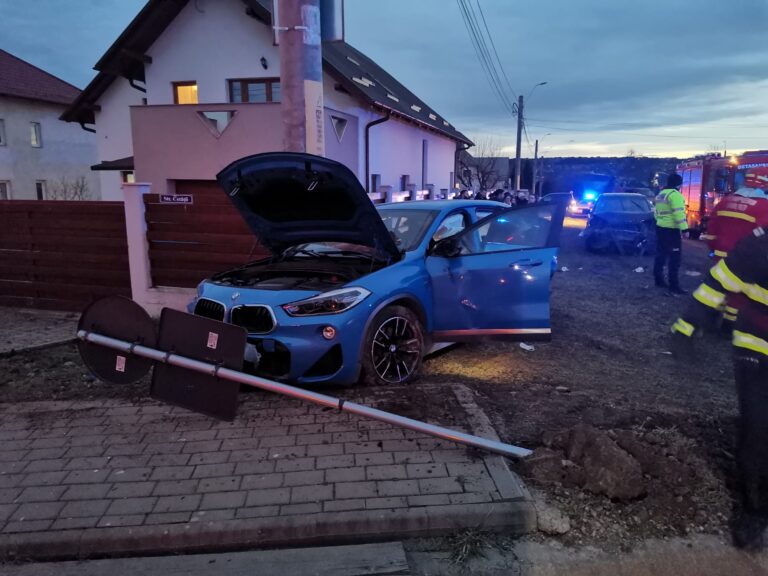 FOTO Accident cu cinci răniți produs într-o intersecție din Șcheia de un șofer care a ignorat indicatorul STOP
