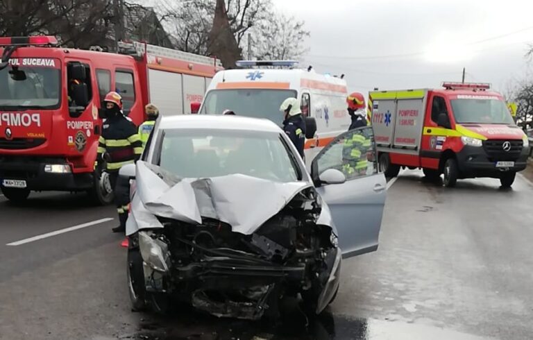 FOTO Două persoane au fost rănite după ce o mașină a intrat într-un parapet, la Ilișești