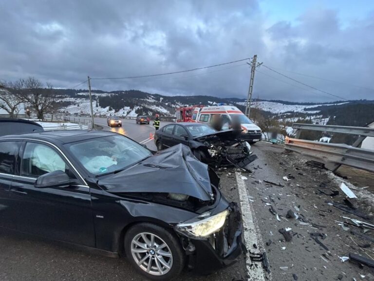 FOTO Accidentul cu cinci răniți din Pasul Mestecăniș a fost produs de un botoșănean care s-a angajat într-o depășire în curbă