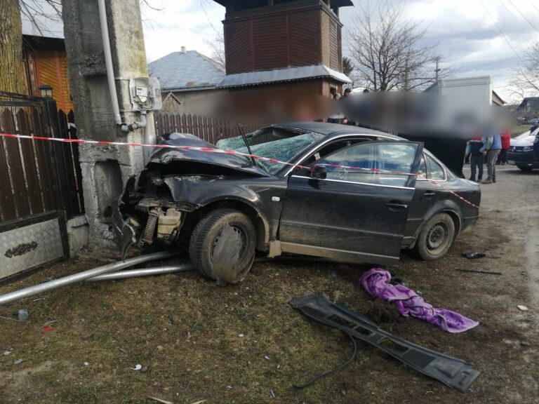 FOTO Un șofer din Berchișești a produs un accident cu cinci răniți după ce s-a izbit cu mașina într-un stâlp de electricitate din fața bisericii din Brașca