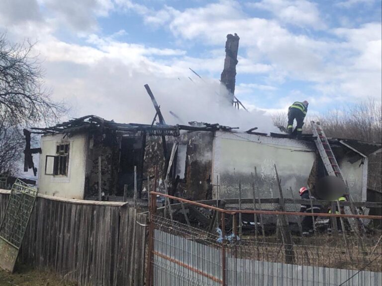 FOTO O casă din Liteni a fost distrusă de un incendiu pornit de la un coș de fum deteriorat