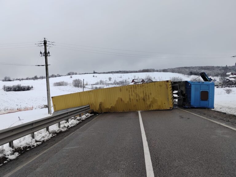 FOTO Un TIR s-a răsturnat la Vadu Moldovei, blocând traficul rutier