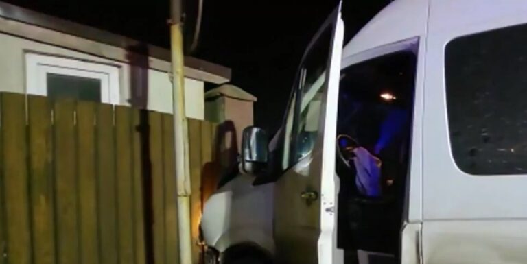 Un individ beat și fără permis a fost reținut de polițiști după ce s-a proptit cu o dubă în gardul unei case din Rădăuți