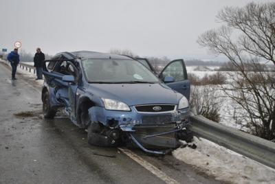 Un șofer s-a izbit cu mașina într-un parapet, la Crucea