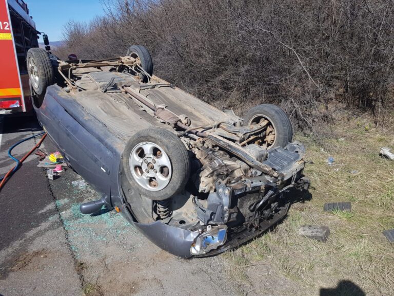 O ucraineancă s-a răsturnat cu mașina la ieșire din Suceava spre Siret. Un bărbat a ajuns la spital