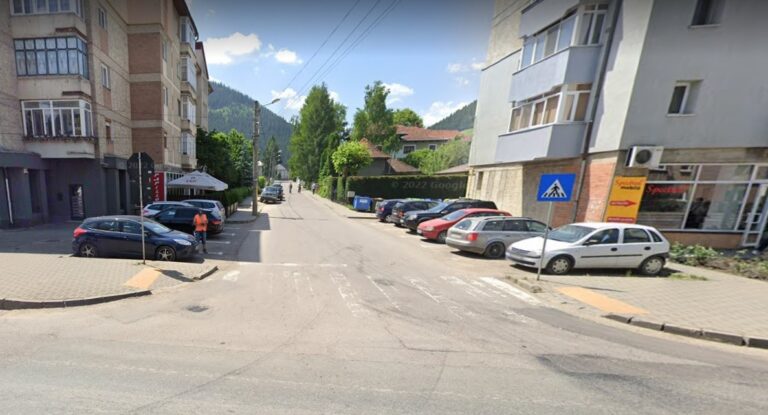Pieton lovit de o mașină condusă de o șoferiță neatentă pe o trecere din Câmpulung Moldovenesc