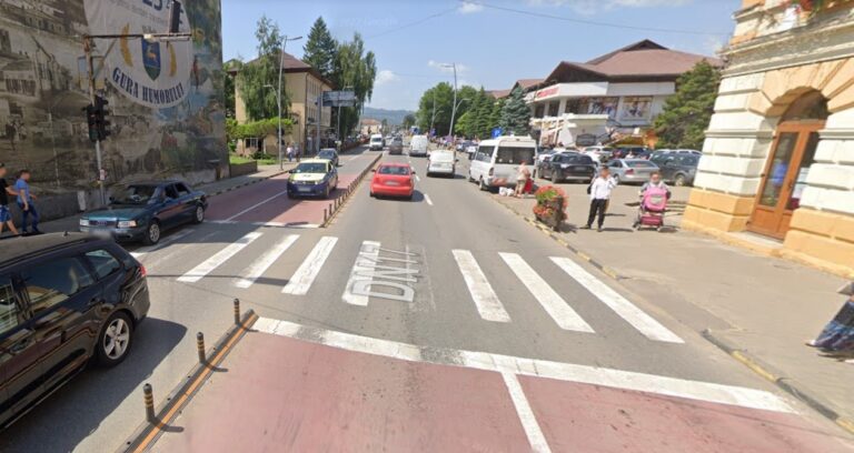 O femeie a fost lovită de o mașină pe o trecere pentru pietoni din Gura Humorului după ce o șoferiță a trecut cu mașina pe culoarea roșie a semaforului