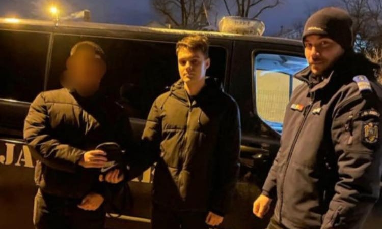 FOTO Un elev de la Școala de Subofițeri de Jandarmi Fălticeni, aflat în practică la Botoșani, a găsit o borsetă plină cu bani, de care s-a asigurat că ajunge înapoi la proprietar