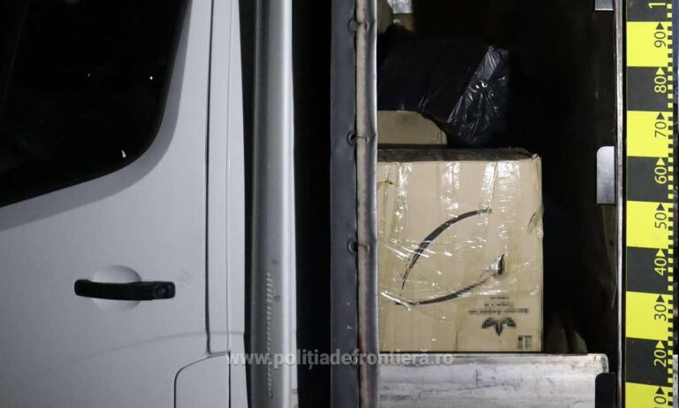VIDEO FOTO Doi contrabandiști cu cetățenie româno – ucraineană au fost reținuți după ce au fost prinși la Rădăuți transportând țigări de contrabandă în valoare de peste 40.000 de lei