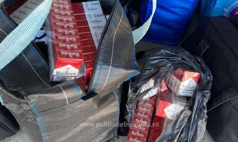 FOTO Sute de pachete de țigări de contrabandă găsite în bagajele unei ucrainence care călătorea cu un autocar prin Vama Siret