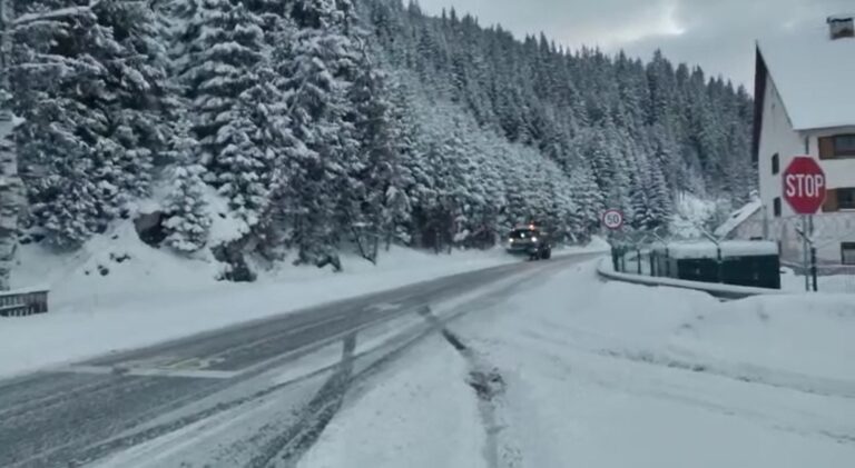 VIDEO 15 utilaje au împrăștiat 110 tone de sare pentru ca drumurile din zona de munte a județului să fie sigure pentru șoferi