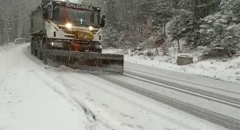 VIDEO 35 de utilaje au răspândit 144 de tone de sare și 6 tone de nisip pe drumurile naționale din județ