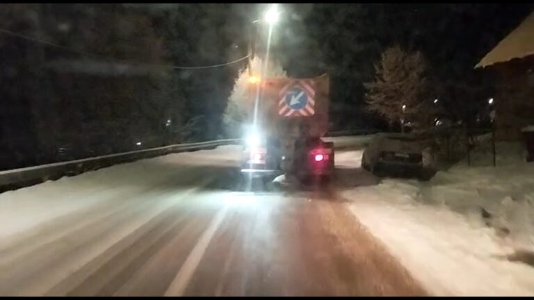 VIDEO 12 utilaje au răspândit 75 de tone de material antiderapant pe drumurile naționale din județ pentru ca circulația să se desfășoare în condiții normale