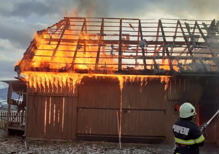 FOTO Incendiu izbucnit într-o gospodărie din Vicovu de Sus de la o țigară