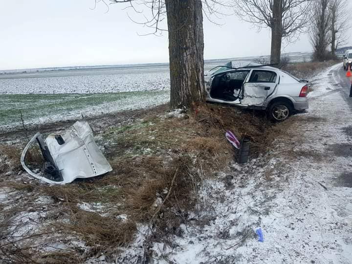 O șoferiță s-a izbit cu mașina într-un copac la ieșire din Suceava spre Mitocu Dragomirnei
