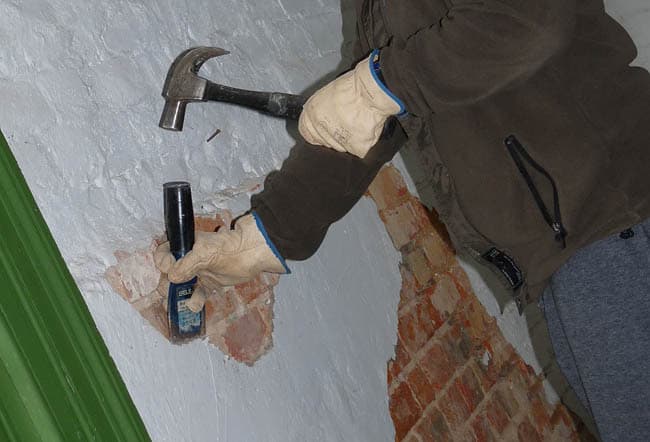 O suceveancă a ajuns la spital după ce i-au căzut bucăți de tencuială în cap timp ce se afla în bucătărie. Vinovat a fost găsit vecinul de deasupra care și-a renovat apartamentul de curând